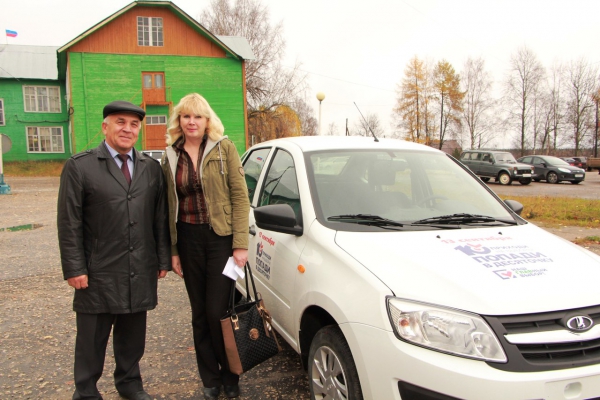 Руководитель администрации Николай Жилин вручил победителю акции «Попади в «Десяточку!» ключи от автомобиля